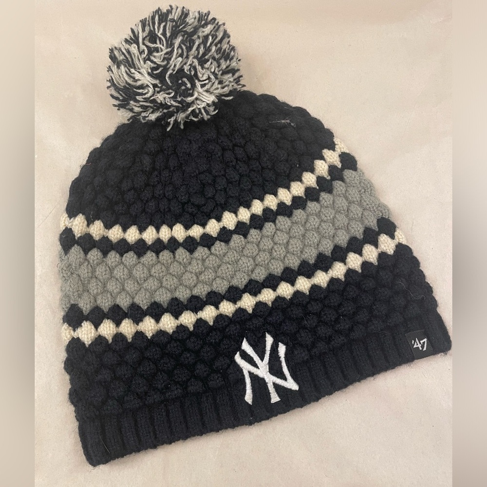 NY Yankees Women's Winter Beanie, pre-owned, one size. 100% Acrylic.
